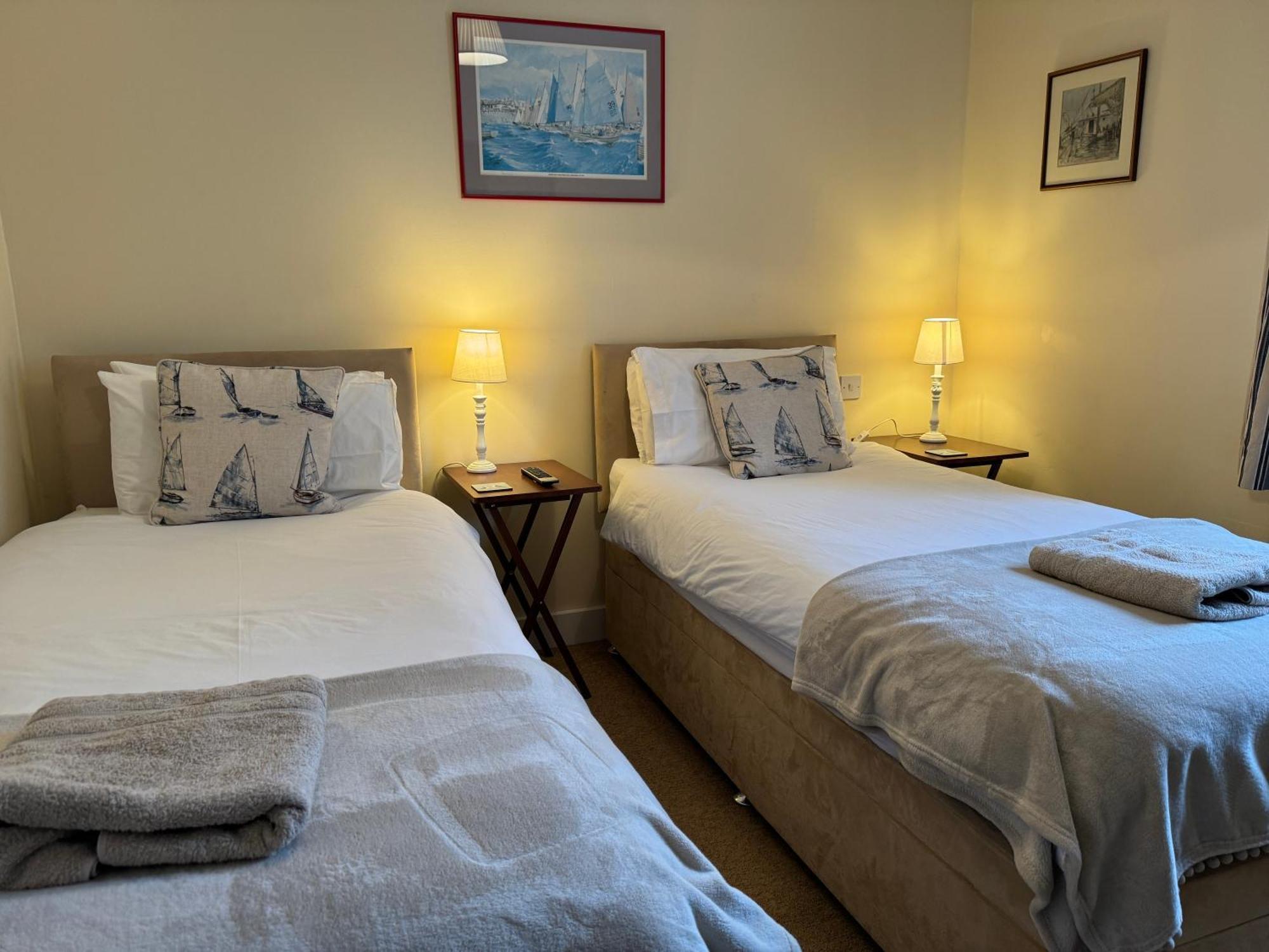 The Pilot Boat Inn, Isle Of Wight 本布里奇 外观 照片