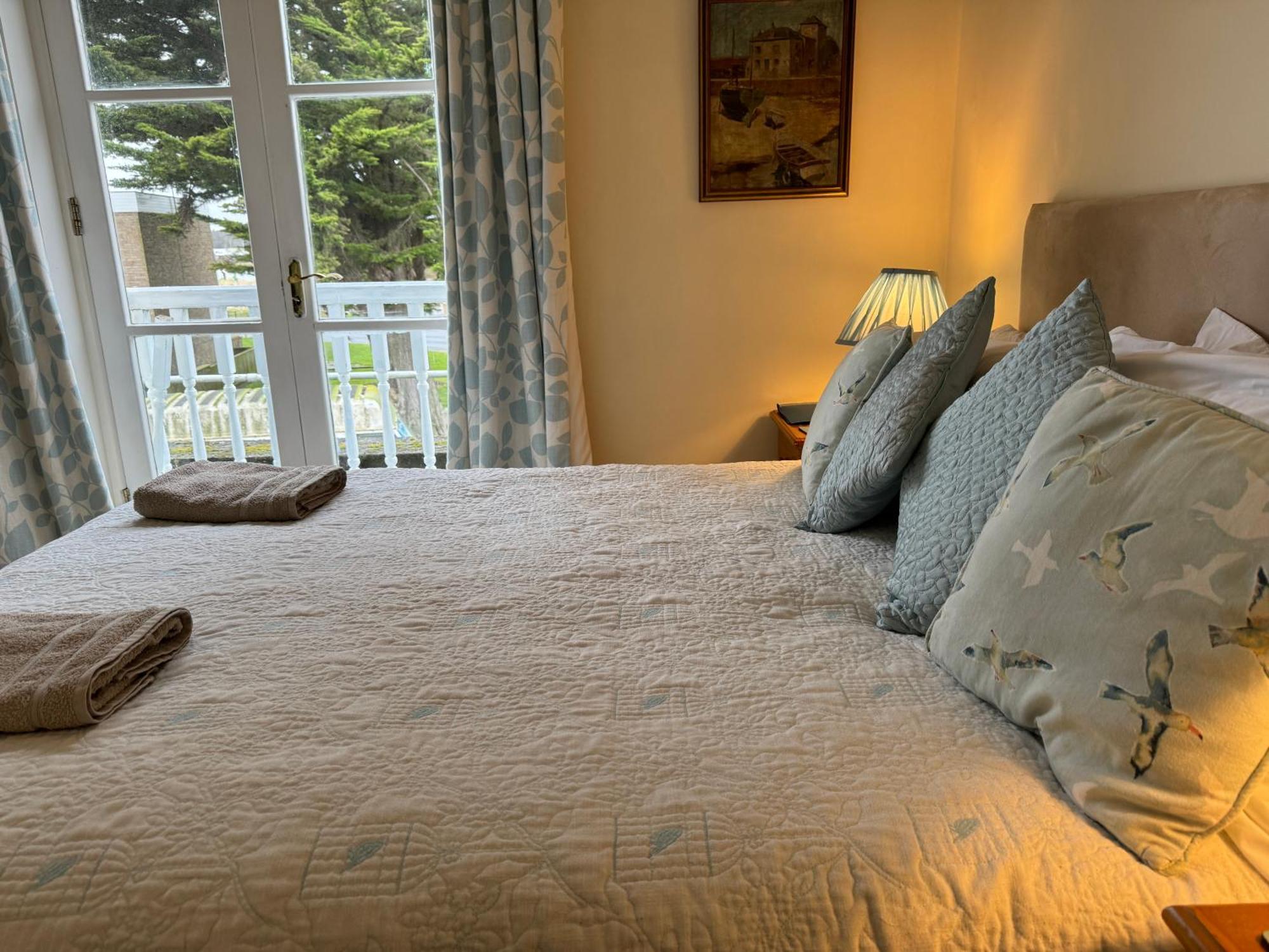 The Pilot Boat Inn, Isle Of Wight 本布里奇 外观 照片